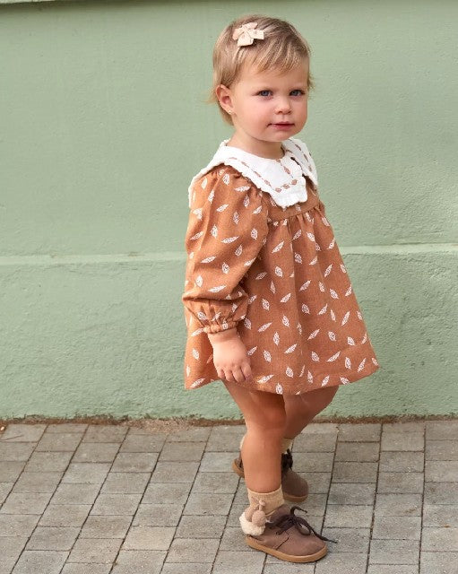 Vestido de bebé niña en naranja con estampado de hojas  NARANJA
